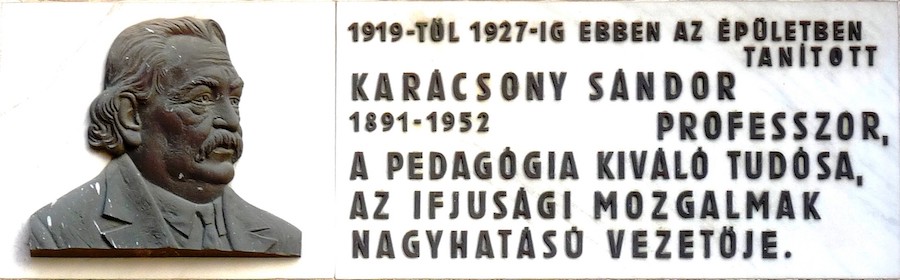 Karácsony Sándor emléktáblája a Tavaszmező utcában A kép forrása: Wikipedia