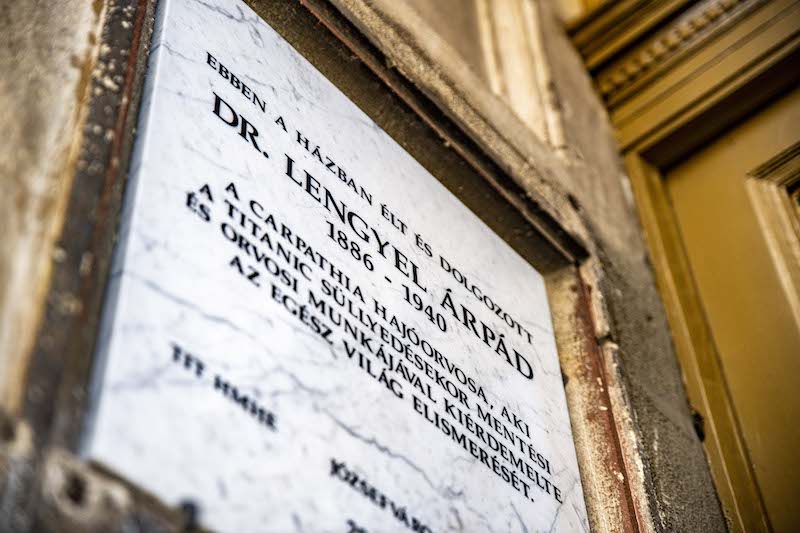 Dr. Lengyel Árpád emléktáblája a Rákóczi út 11. alatt - Fotó: Nagy Dániel