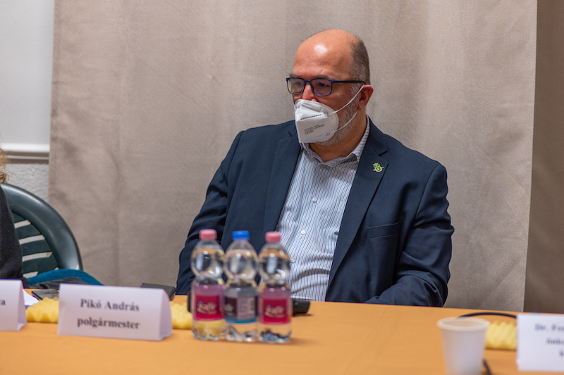 Pikó András polgármester és tisztviselőtelepi lakos - Fotó: Mile Máté