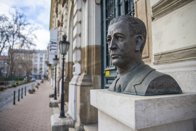 Giorgio Perlasca szobra a Bródy Sándor utcában - fotó: Nagy Dániel