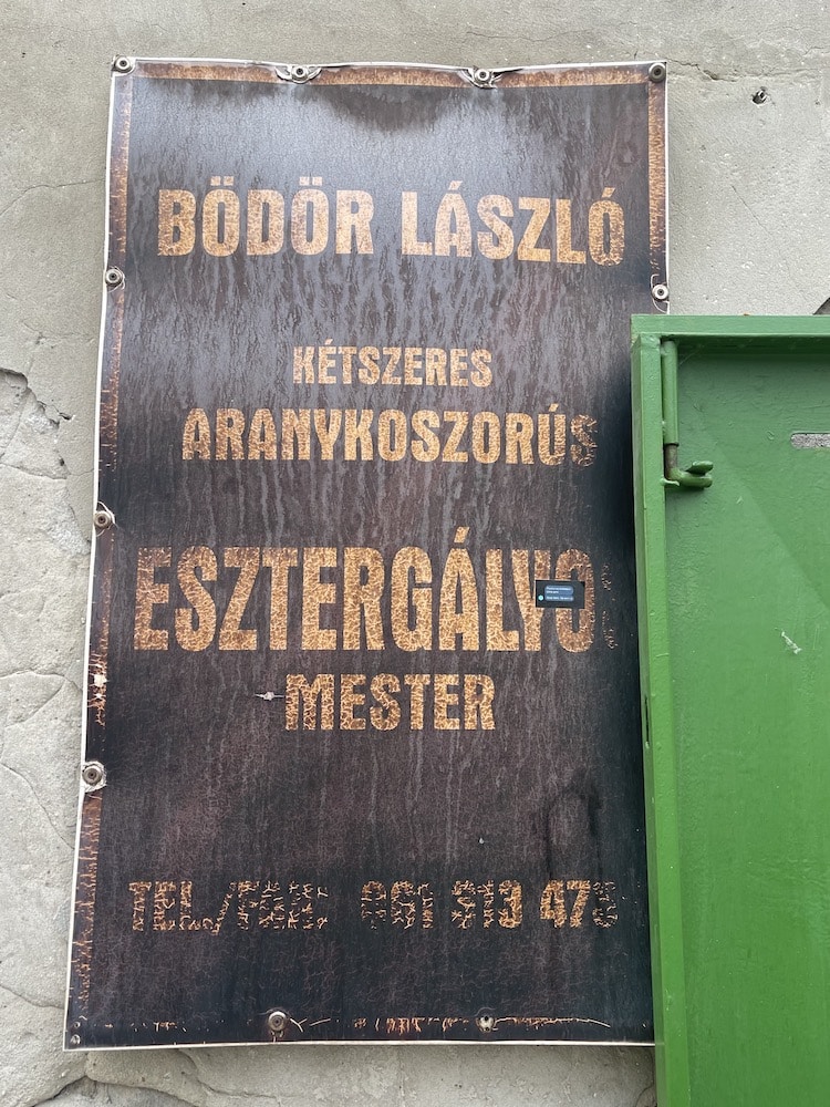 Bődör László cégtáblája ma is ott van a Kőris utcai műhelynél