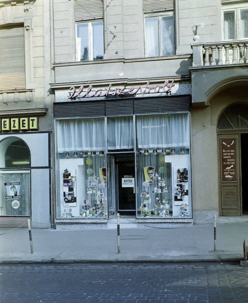 Illatszerbolt 1971-ben a Margit körút (Mártírok útja) 1. alatt - Fotó: Fortepan / FŐFOTÓ 