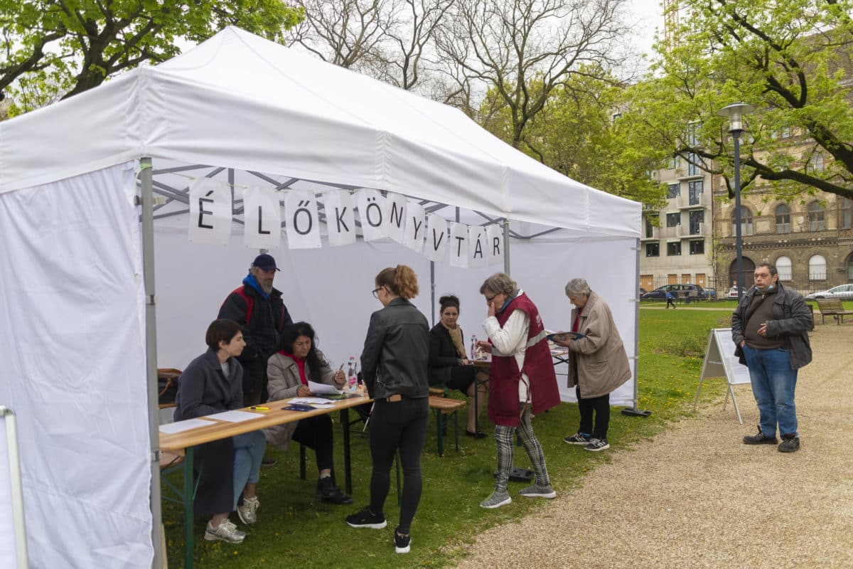 Mit kérdezne egy volt drogostól, fogvatartottól, bántalmazótól, egy menekülttől?