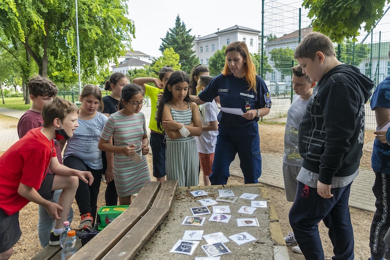 Tolnay Krisztina körzeti megbízott és kerületi gyerekek a 2021-es rendőrnapon - Fotó: Huszár Boglárka