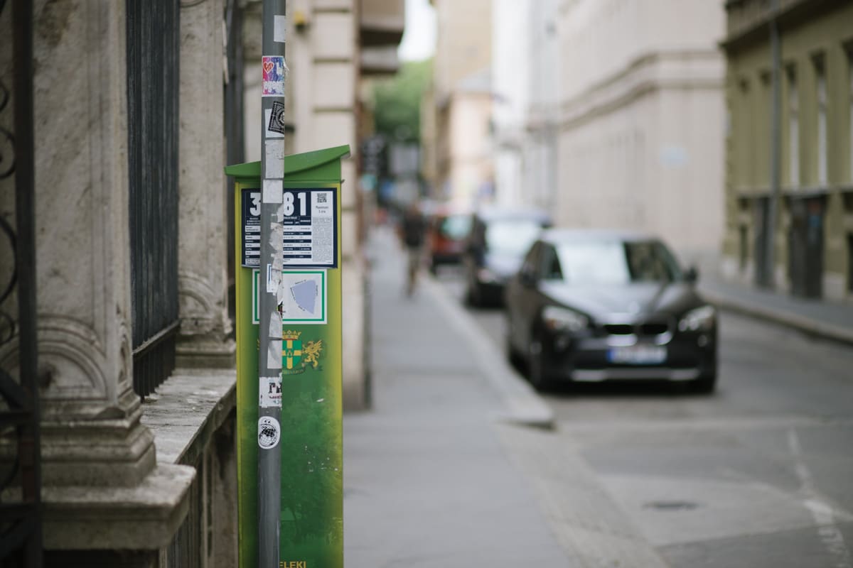 Drágább parkolást, kevesebb autót szeretne a civil szervezet