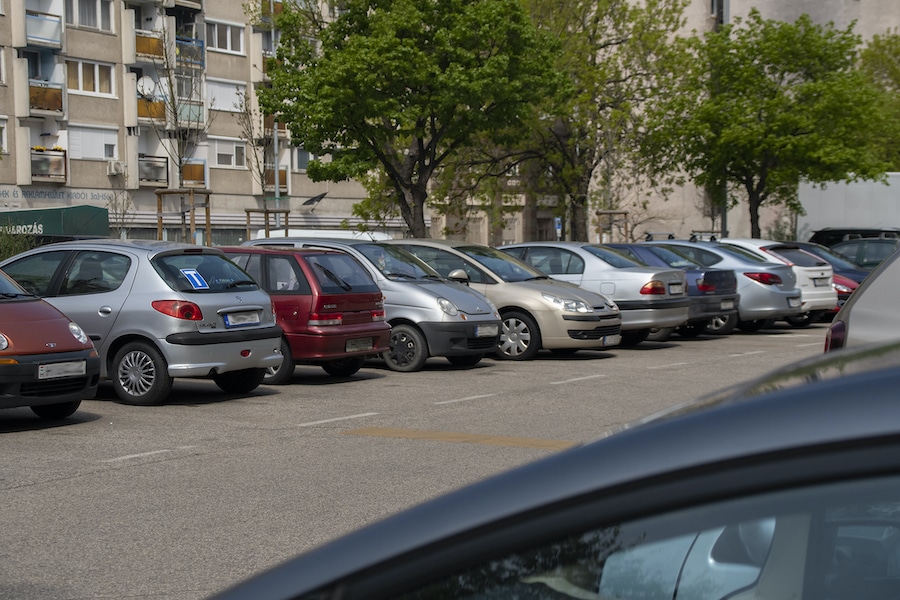 Parkoló autók – Fotó: Huszár Boglárka