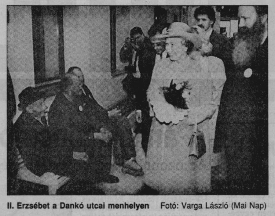 II. Erzsébet a Dankó utcai menhelyen - Fotó: Varga László. Forrása: Hajdú-Bihari Napló 1993. május 6. / Arcanum Digitális Tudománytár