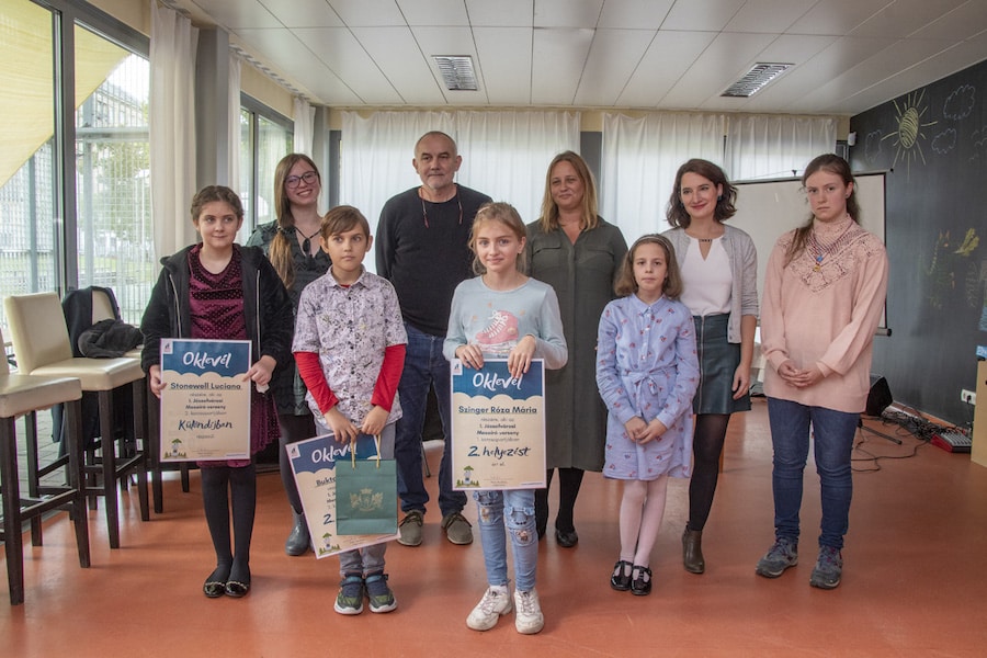 Hidvégi Anikó a díjazottak közt (hátsó sor középen) - Fotó: Huszár Boglárka