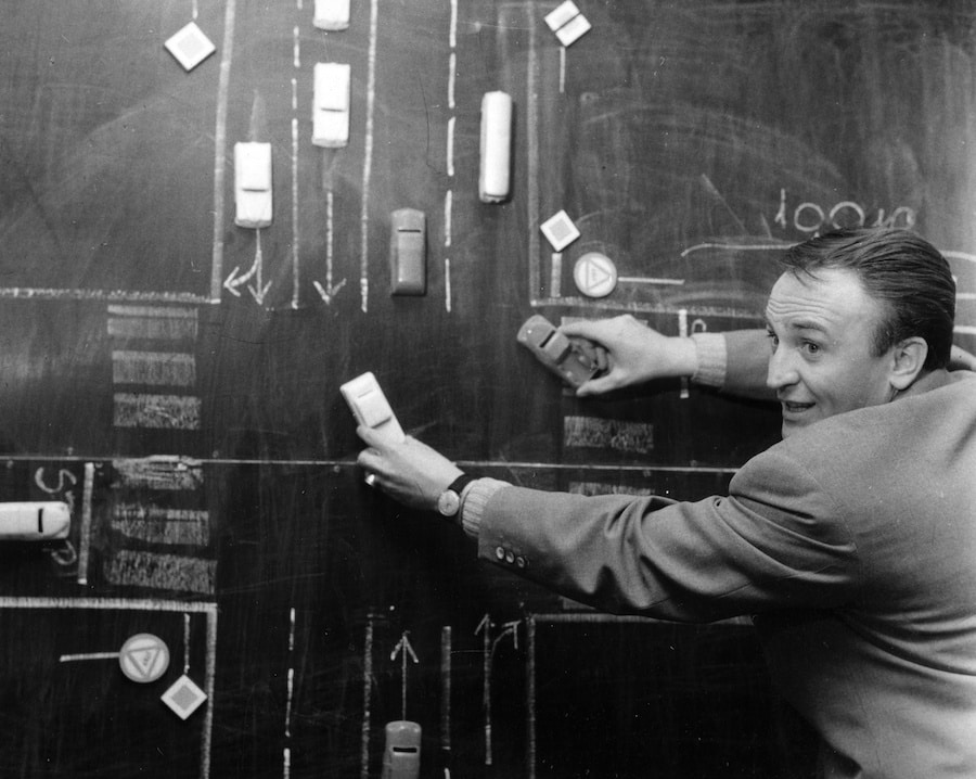 Baross utca 76., KPM Autóközlekedési Tanintézet, Kalivoda Alajos, közlekedési oktatókönyvek szerzője
1966-ban. - A kép forrása: Fortepan / Jakucs János