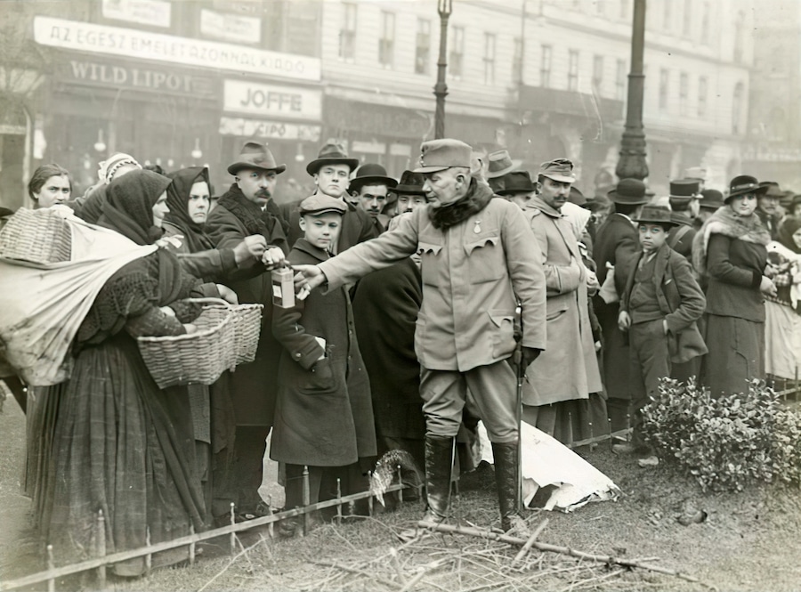 1915 Blaha Lujza tér és háttérben az Orient szálloda a Rákóczi úton. Decemberi "katona-nap", adománygyűjtés a hadbavonult katonák családjai javára) - Fotó: Müllner János, OSZK / Fortepan