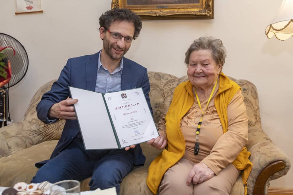 90. születésnapjára Éva emléklapot is kapott az önkormányzattól - Fotó: Huszár Boglárka