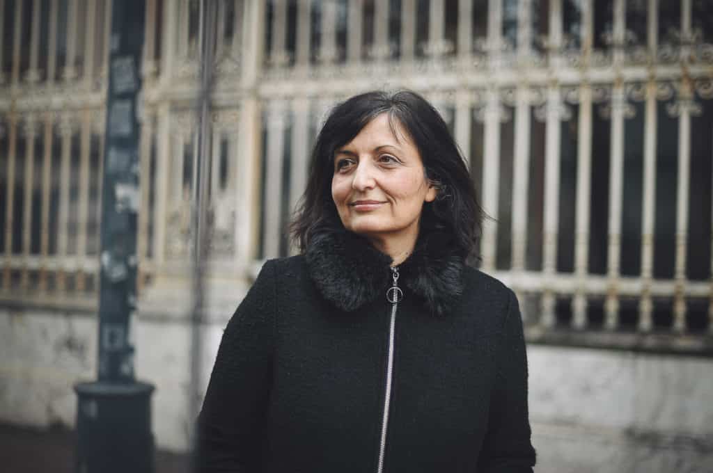 A 8 és fél óra műsorának vendége Csoszó Gabriella fotóművész, fotóriporter, aki tehetségével igyekszik támogatni társadalmi ügyeket. Ott van ő mindenhol, ahol úgy érzi, szükséges a fotó eszközével, a dokumentálással információt szolgáltatni az embereknek a történésekről.
