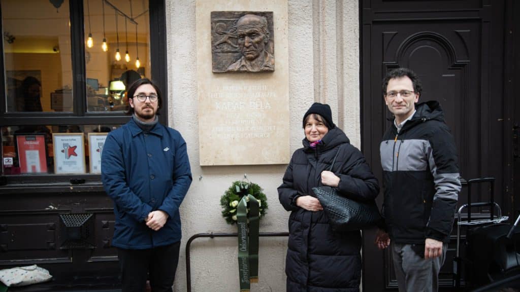 Könczöl Dávid, Gergely Mariann és dr. Erőss Gábor az emléktábla avatásán