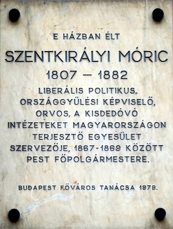 Szentkirályi Móric (1809–1882) politikus, alispán, országgyűlési képviselő emléktáblája egykori lakhelyén. Budapest, VIII. ker. Szentkirályi utca 10. – Forrás: Wikipedia / Fekist