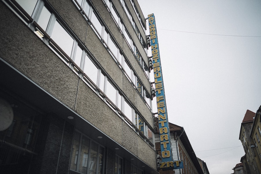 Kun u. 6., A Fővárosi Közterület-fenntartó Zrt. neonreklámja - Fotó: Karancsi-Albert Rudolf