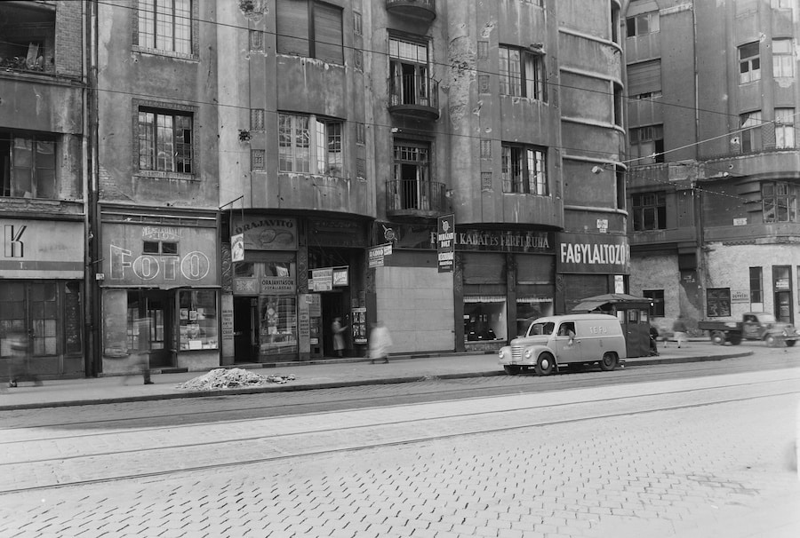 A Népszínház u. 19. 1957-ben: A házon azért még látni az '56-os forradalom nyomait, a környéken heves harcok dúltak - A fotó forrása: Fortepan / UVATERV