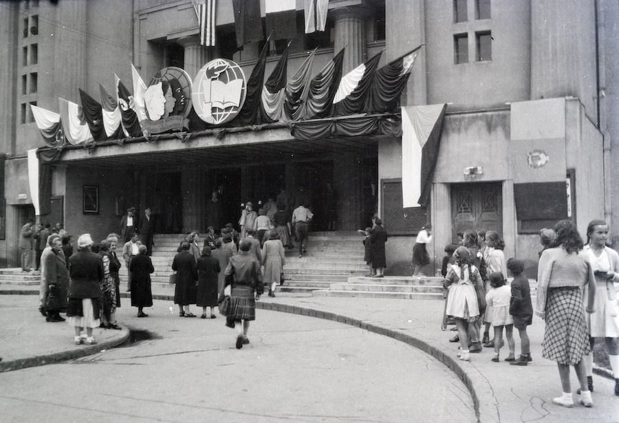 Köztársaság (ma II. János Pál pápa) tér 30., Városi Színház 1949-ben  a mai Erkel Színház bejárata - A fotó forrása: Fortepan.hu / Tildy Istvánné
