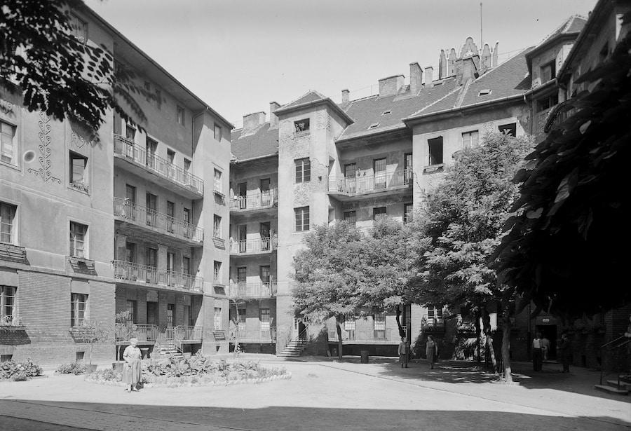 A Fiumei (Mező Imre) út 21-23. udvara, jobbra a tető felett az OTI székház tornya látszik (1957) - A fotó forrása: Fortepan.hu / UVATERV