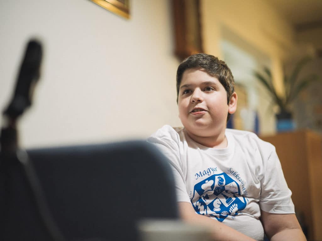 Csernyik Márk sakktehetség józsefvárosi otthonában, 2023. május 16-án. Fotó: Karancsi-Albert Rudolf / Józsefváros Újság