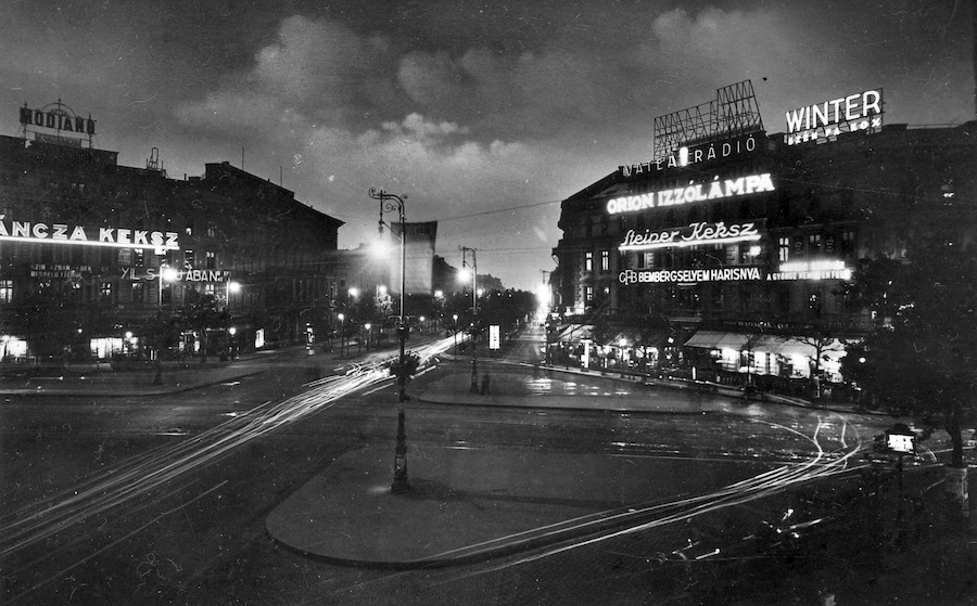 Váncza keksz-reklám az Oktogonon 1930-ból - A kép forrása: Fortepan / Pesti Brúnó