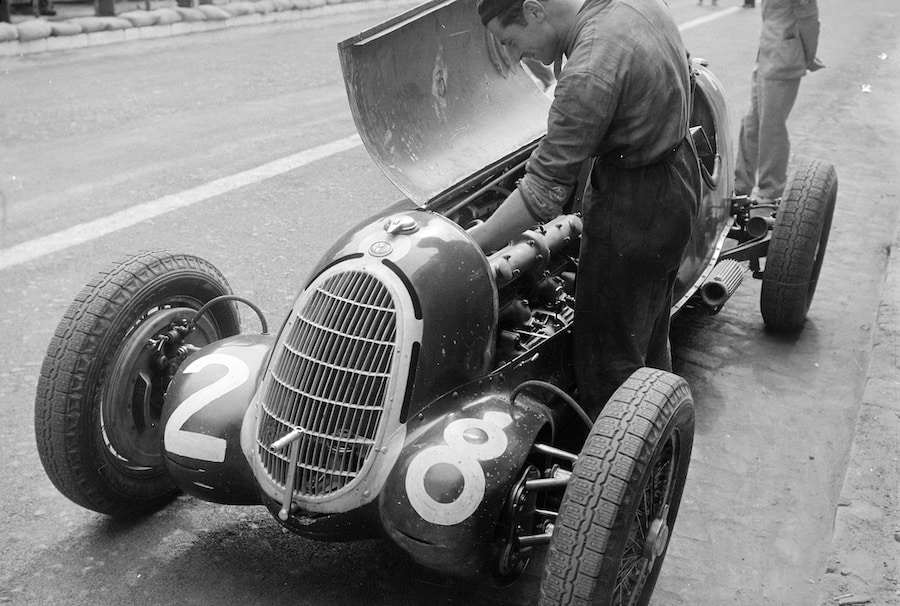 A felvétel az első ízben megrendezésre kerülő Magyar Automobil Grand Prix alkalmával készült 1936-ban. A Scuderia Ferrari autóversenyzője, Mario Tadini Alfa Romeo 8C-35 típusú versenyautója. - A kép forrása: Fortepan / Horváth József
