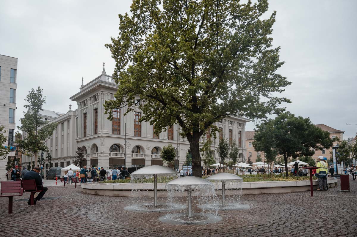 Idén nyáron a Corvin áruház homlokzatát is megmutatták végre!