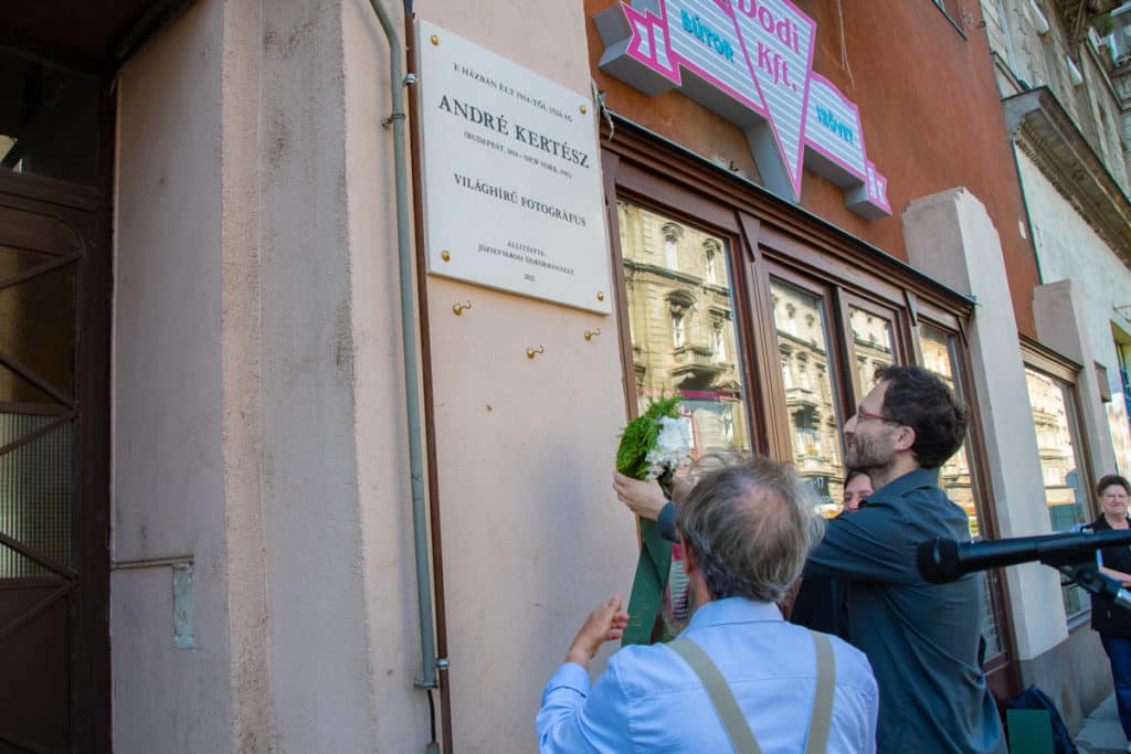 André Kertész emléktáblájának megkoszorúzása az avatóünnepségen - Fotó: Huszár Boglárka