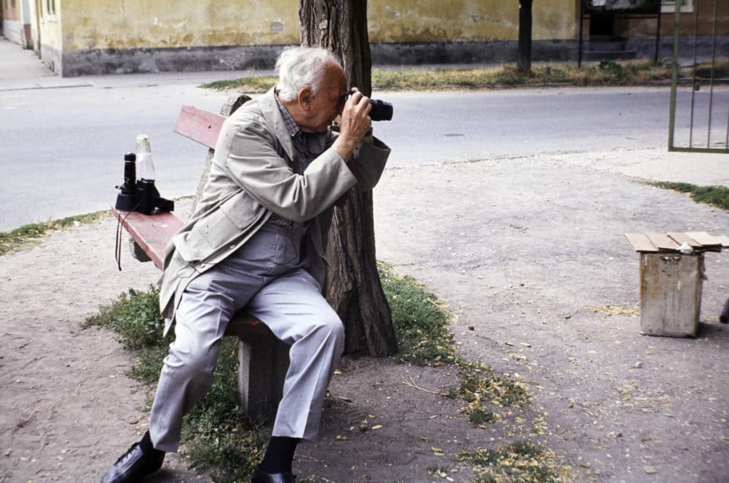André Kertész 1984-ben a József u. 37. alatti műteremház udvarán fotóz szobrokat