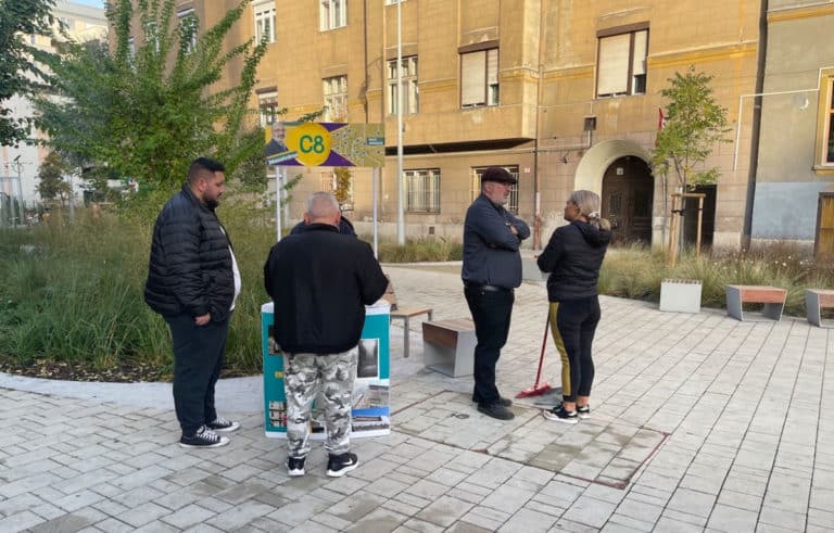 Pikó András és aktivitái aláírásokat gyűjtenek a JEK előtt - Fotó: Pálinkás János