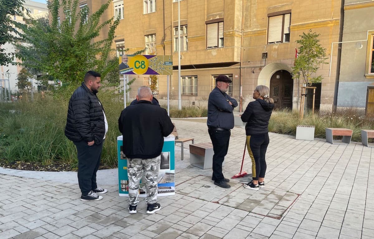 Pikó András és aktivitái aláírásokat gyűjtenek a JEK előtt - Fotó: Pálinkás János