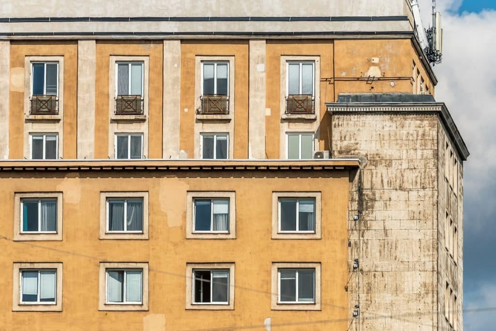 "A Palcsik Sándor és Virágh Pál tervei szerint épült magasház az egykor tízezer főt foglalkoztató járműgyártó üzem sarkán, a mai Hungária körúton, a Népligettel szemben épült. Jelenleg is irodaház." - Fotó: Gulyás Attila (Építészfórum)