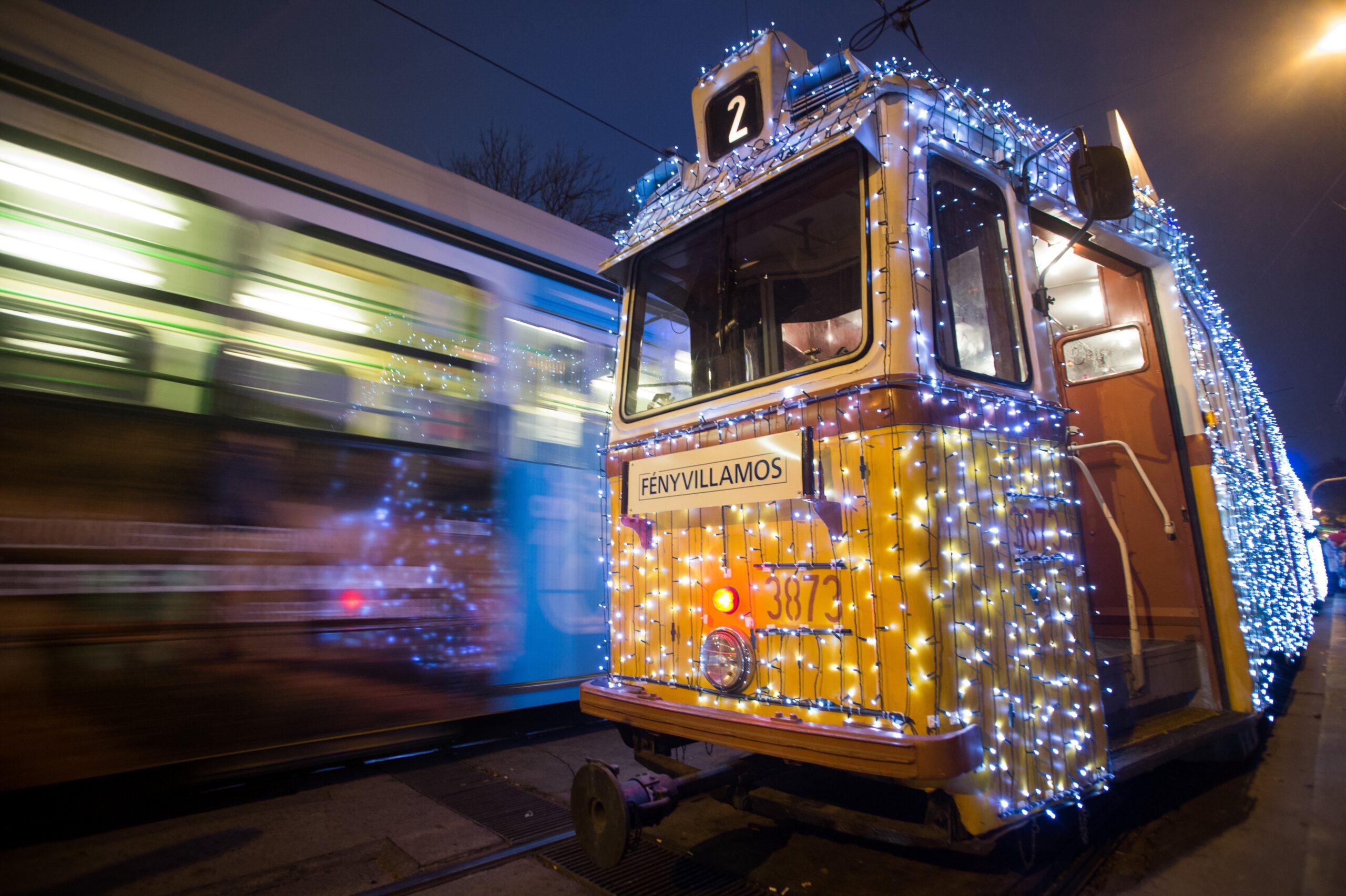 Elindult az adventi fényvillamos Budapesten