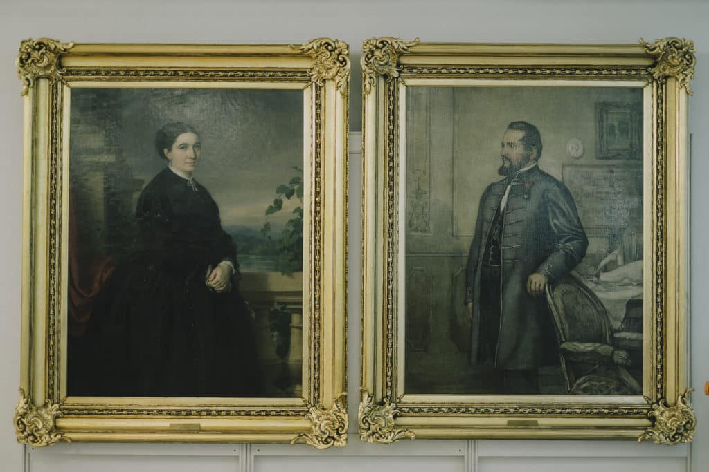 Barabás Miklós festménye Ganz Ábrahámné Heiss Jozefáról (1867), illetve a Ganz Ábrahámról készült Barabás-festmény másolata Basch Árpádtól 1924-ből - Fotó: Karancsi-Albert Rudolf