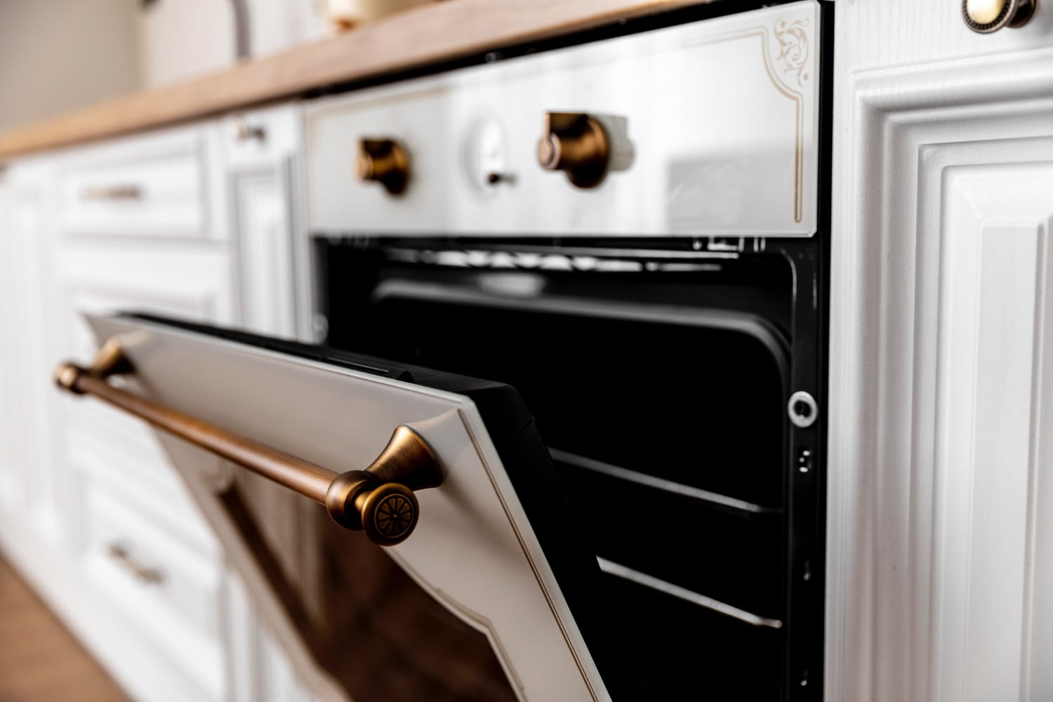 close-up-oven-with-golden-details-1