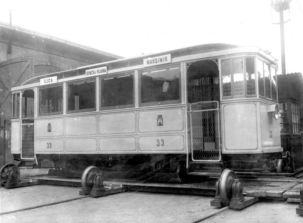 1912 - a Ganz gyár udvara. A tolópadon a Zágrábi Villamos Vasút részére gyártott villamoskocsi. Forrás: Fortepan / Villányi György