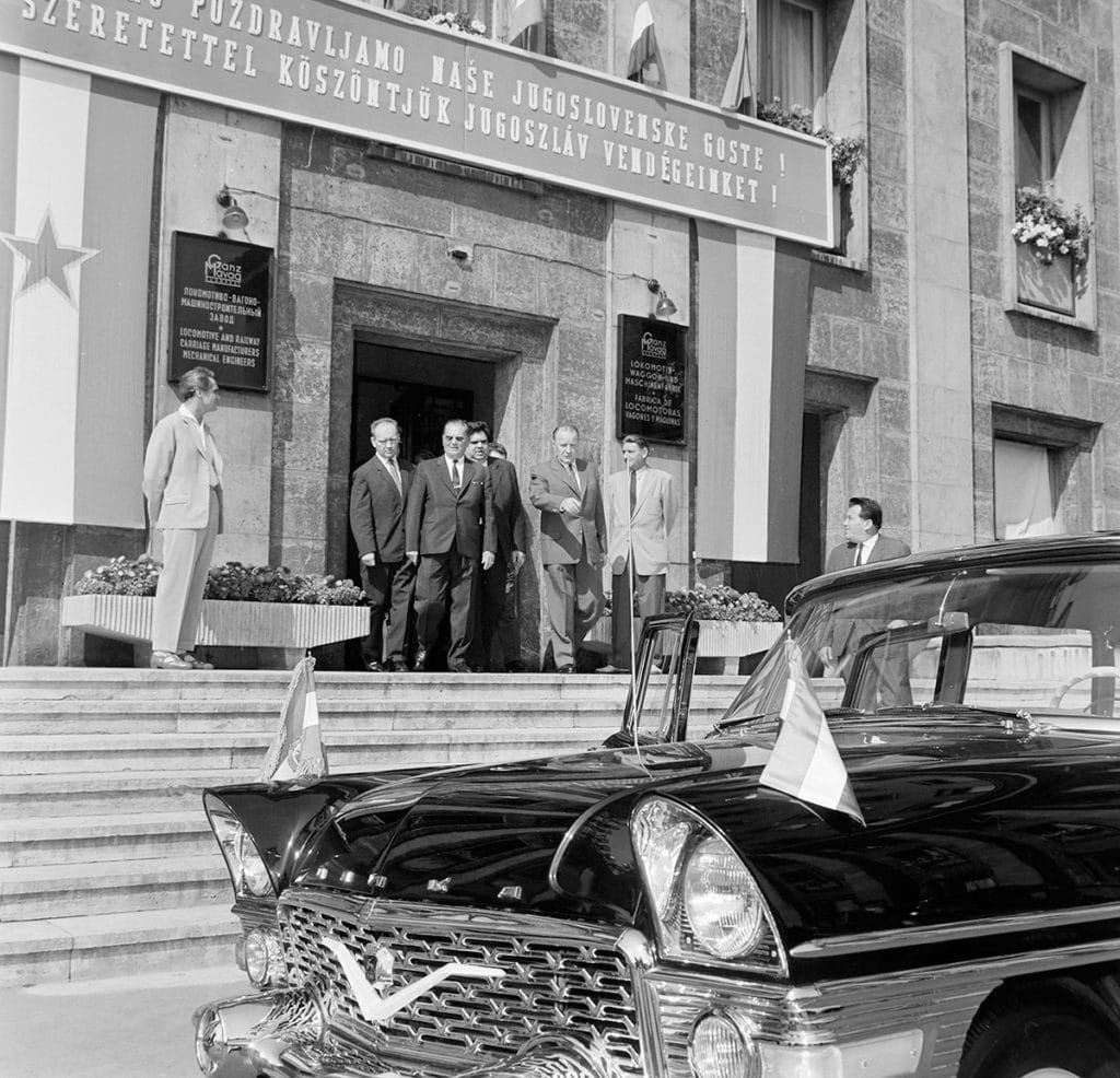Vajda Péter út - Könyves Kálmán körút sarok, a Ganz-MÁVAG központi irodaépületének bejárata. A felvétel Josip Broz Tito (szemüveggel) látogatásakor, 1964. szeptember 12-én készült. - Fotó: Fortepan / Bojár Sándor