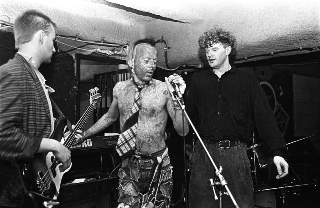 A Sziámi együttes koncertje 1990-ben a Golgota út 3. alatti Fekete Lyuk, alternatív klubban a Vörösmarty Művelődési Ház pincéjében. Jobbra: Müller Péter "Sziámi" énekes. Urbán Tamás fotóriporter sorozata, mentoráltja Deák Ferenc "Pillangó" mindennapjairól - Fotó: Fortepan / Urbán Tamás