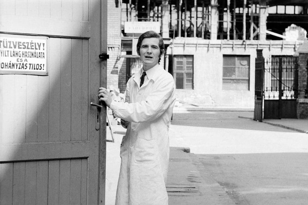 1970. A MÁVAG kolónia területén működő mentőállomás. Háttérben a Golgota úti kapu látható. - Fotó: Fortepan /  László Áron