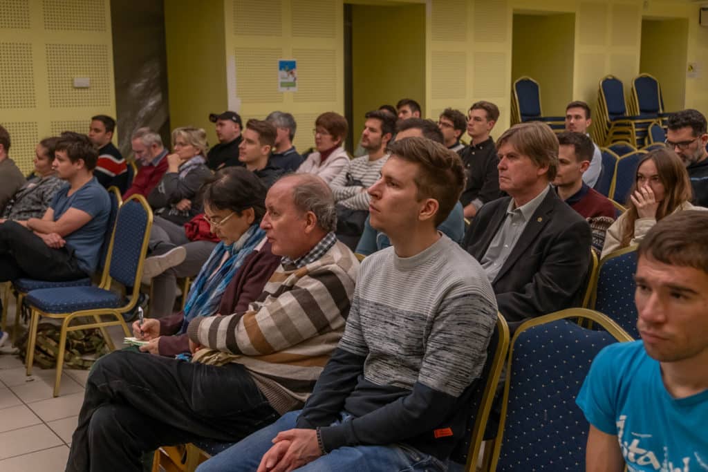Szépszámú közönség a H13-ban - Fotó: Huszár Boglárka