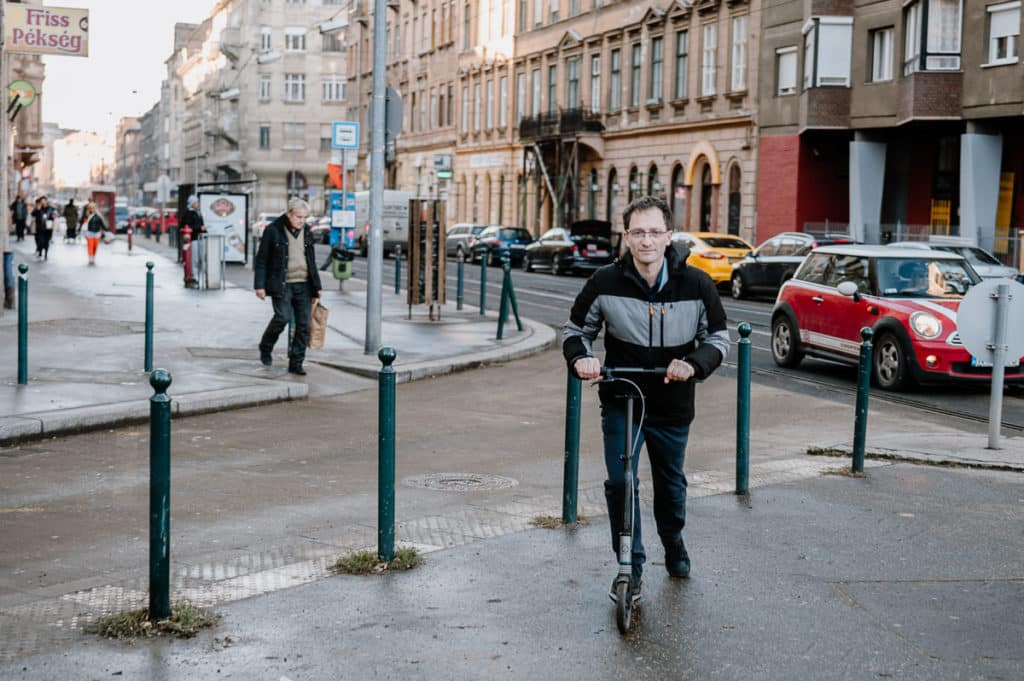 Erőss Gábor rollerrel - Fotó: Mile Máté