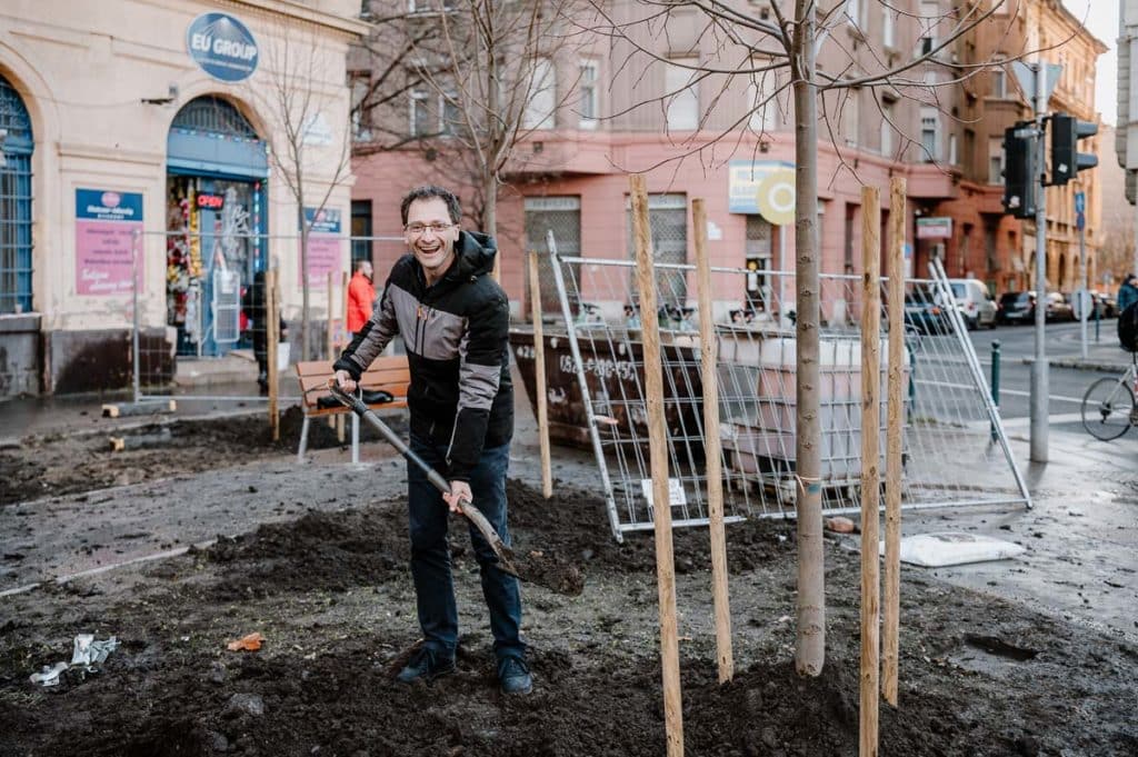 Erőss Gábor fát ültet - Fotó: Mile Máté