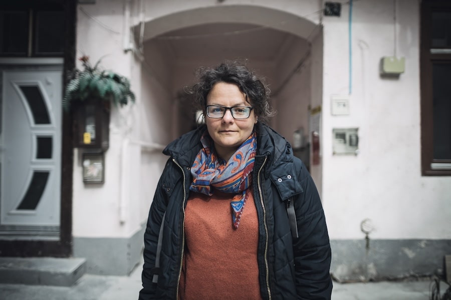 Kovács Vera, az Utcáról Lakásba Egyesület társalapítója egy lakás felújításán Józsefvárosban, 2023. április 6-án. Fotó: Karancsi-Albert Rudolf / Józsefváros Újság