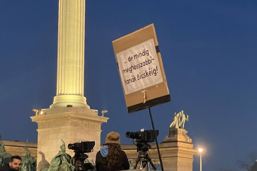 Tüntetés a Hősök terén