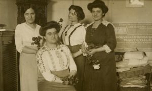 Paula Pogány, Rosika Schwimmer, Jane Dirnfield, and Franciska Schwimmer. 1913 - Forrása: The New York Public Library