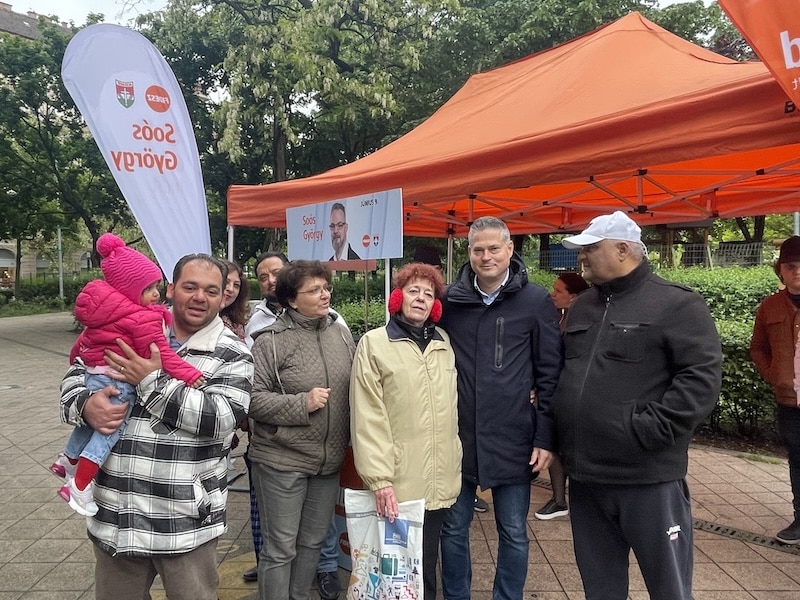 Sára Botond és támogatói - Fotó: Pálinkás János
