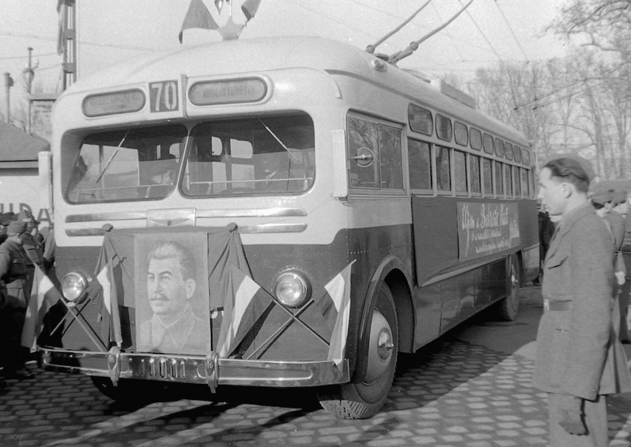 1949 - a Városligeti fasorral szemben. A háború utáni első trolibuszvonal átadása. GMC Citybus szovjet troli változata.
Fortepan.hu / Magyar Rendőr
