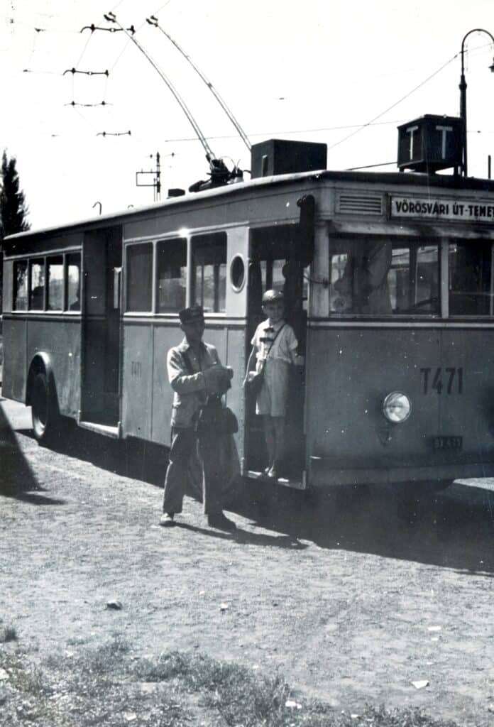 1942 - az első budapesti trolibuszvonal (Vörösvári út - Óbudai temető). A trolibuszt az angol A.E.C. haszonjármű gyártó cég licence alapján építette a Ganz. A felvételen az 1941-ben a jobb oldali közlekedésre átalakított jármű látható.
Fortepan.hu / Bor Dezső