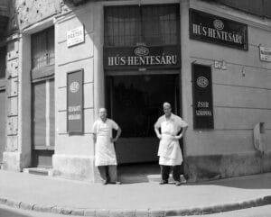 Práter utca és Vajdahunyad utca sarok, a KÖZÉRT vállalat Hús- hentesáru boltja 1966-ban - Fotó: Fortepan / Ladinek Viktor