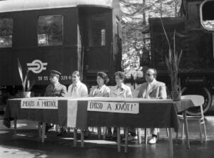 A MÁV Nevelőintézet udvara, háttérben a MÁV 375.642 pályaszámú szertartályos gőzmozdonya és szerelvénye. 1980. Kőszeg - Fotó: Fortepan / Baráth Endre