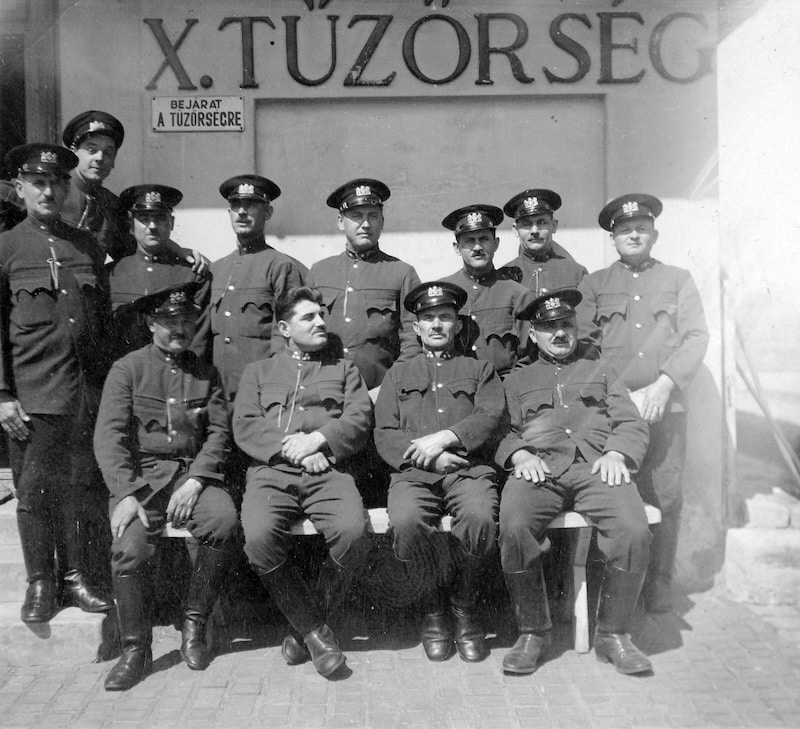 Székesfővárosi tűzoltóság, X. kerületi tűzőrség, altisztek csoportképe 1930-ból
Forrás: Fortepan